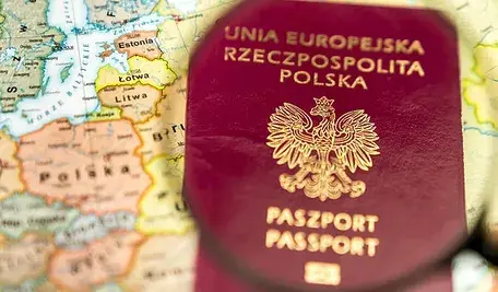 Mapa Europy, na której leży polski paszport.