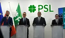 Ministrowie z PSL podczas wspólnej konferencji prasowej na tle logo partii. 