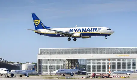 Samolot Ryanair podchodzi do lądowania
