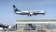 Samolot Ryanair podchodzi do lądowania