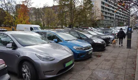 Ambitna strategia elektryfikacji Stellantis zakończyła się kosztownym resetem, przynosząc koncernowi ponad 26 mld dolarów strat i wywołując gwałtowny spadek notowań w reakcji na słabnący popyt oraz zmiany regulacyjne w USA i Europie.