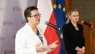 Wiceminister edukacji Katarzyna Lubnauer z szefową resortu na konferencji prasowej na tle flagi Polski i Unii Europejskiej.
