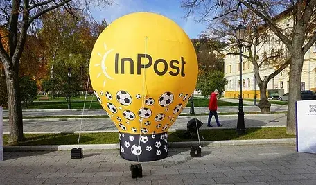 Żółty balon z piłkami i napisem InPost.