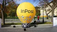 Żółty balon z piłkami i napisem InPost.
