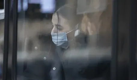 Gwałtowny wzrost zachorowań na grypę w Polsce doprowadził od września do śmierci ponad tysiąca osób, a sanepid ostrzega przed dalszym przeciążeniem systemu ochrony zdrowia.