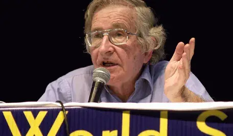 Noam Chomsky doradzał Jeffreyowi Epsteinowi. Jego żona twierdzi, że dał mu się zmanipulować