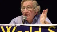 Noam Chomsky doradzał Jeffreyowi Epsteinowi. Jego żona twierdzi, że dał mu się zmanipulować