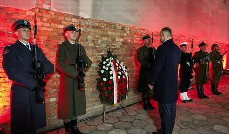 Prezydent Karol Nawrocki złożył wieniec po Ścianą Śmierci, gdzie komunistyczni zbrodniarze odbierali życie polskim bohaterom