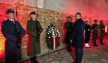 Prezydent Karol Nawrocki złożył wieniec po Ścianą Śmierci, gdzie komunistyczni zbrodniarze odbierali życie polskim bohaterom