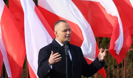 Prezydent RP Karol Nawrocki podczas spotkania z mieszkańcami powiatu płockiego przed budynkiem Ochotniczej Straży Pożarnej w Bielsku, 1 bm. Spotkanie jest częścią programu obchodów Narodowego Dnia Pamięci Żołnierzy Wyklętych