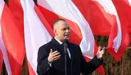 Prezydent RP Karol Nawrocki podczas spotkania z mieszkańcami powiatu płockiego przed budynkiem Ochotniczej Straży Pożarnej w Bielsku, 1 bm. Spotkanie jest częścią programu obchodów Narodowego Dnia Pamięci Żołnierzy Wyklętych