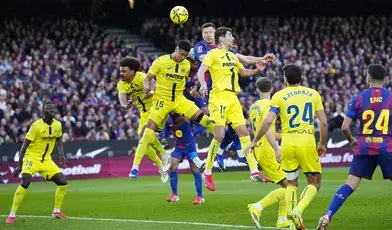 Robert Lewandowski otrzymał silny cios w twarz w trakcie meczu Barcelony z Villareal. Polak dotrwał jednak do końca spotkania 