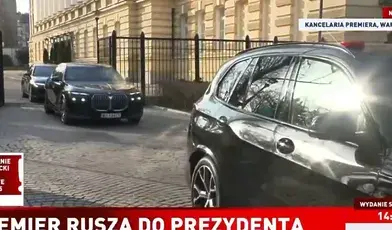 TVP Info przerwała rozmowę z ekspertem o programie „Safe 0%”, aby na żywo transmitować Donalda Tuska schodzącego do rządowej limuzyny, co wywołało falę drwin wśród internautów.