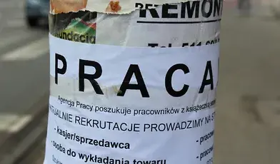 Ludzie szukają pracy. Ogłoszenie na słupie