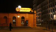 biedronka nocą