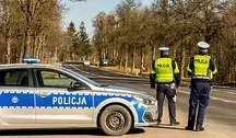 Dwaj policjanci podczas kontroli drogowej.