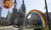 Tęczowy Rafał przywraca tęczę na Placu Zbawiciela 