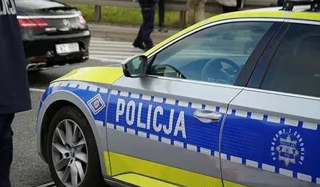 Radiowóz policyjny zaparkowany na ulicy.