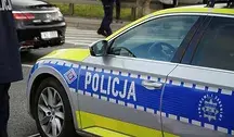 Radiowóz policyjny zaparkowany na ulicy.