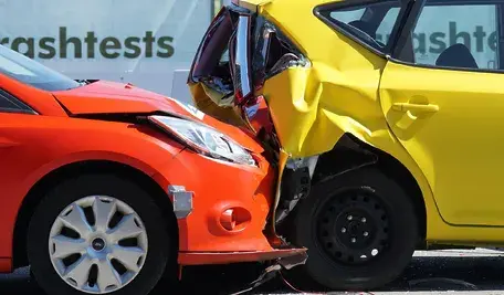 Kolizja lub wypadek autem spalinowym nie boli finansowo aż tak bardzo jak w przypadku takiego zdarzenia z udziałem elektryka 