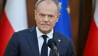 Donald Tusk skrytykował prezydenta Karola Nawrockiego za zawetowanie ustawy SAFE, podczas gdy prezydent proponuje krajową alternatywę „SAFE 0%” do finansowania obronności Polski.