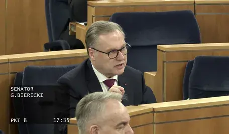 Zdjęcie pokazujące senatora Grzegorza Biereckiego w czasie obrad Senatu RP