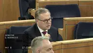 Zdjęcie pokazujące senatora Grzegorza Biereckiego w czasie obrad Senatu RP