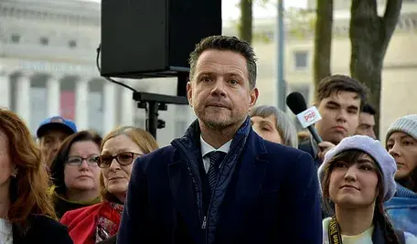 Rafał Trzaskowski na tle grupy ludzi