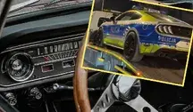 Zdjęcie wnętrza mustang oraz radiowóz policyjny wieziony na lawecie.