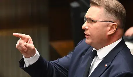 Wiceprezes PiS, kandydat ugrupowania na premiera Przemysław Czarnek na sali obrad Sejmu, 13 bm. Posłowie w ostatnim dniu posiedzenia mają m.in. dokonać wyboru sędziów Trybunału Konstytucyjnego. Sejm ma też rozpatrzeć wniosek Rady Ministrów o wyrażenie zgody na przedłużenie czasowego ograniczenia prawa do złożenia wniosku o udzielenie ochrony międzynarodowej na granicy państwowej z Republiką Białorusi. (sko) PAP/Radek Pietruszka