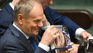 Premier Donald Tusk na sali obrad Sejmu. Śmieje się jak głupi do sera, nie wiadomo w sumie z czego, bo jego rządy są fatalne dla Polski i służa interesom Niemiec i Niemców.