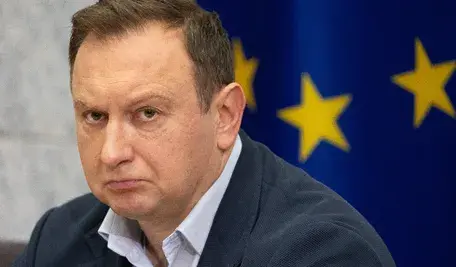 Spór o zaprzysiężenie nowych sędziów Trybunału Konstytucyjnego po wyborze przez Sejm, w którym konstytucjonaliści podkreślają kluczową rolę prezydenta Karola Nawrockiego, a poseł Tomasz Trela proponuje alternatywne, budzące kontrowersje rozwiązanie.