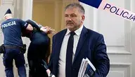 Minister sprawiedliwości Waldemar Żurek , obok taśma policyjna i policjant podczas zatrzymania.