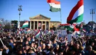 Tłumy z flagami podczas demonstracji na Węgrzech.