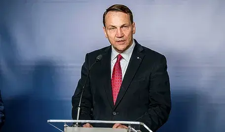 Radosław Sikorski podczas konferencji prasowej.