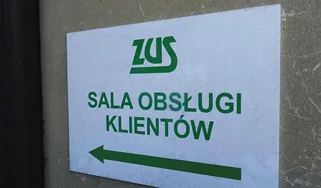 Tablica informacyjna w budynku ZUS.