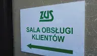 Tablica informacyjna w budynku ZUS.