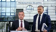 Sławomir Nowak i zdjęcie Waldemara Żurka na tle siedziby Prokuratury Krajowej