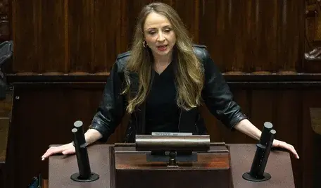 Reforma Państwowej Inspekcji Pracy podwaja kary dla pracodawców i daje inspektorom nowe uprawnienia do przekształcania wadliwych umów cywilnoprawnych w umowy o pracę, co ma chronić pracowników przed nadużyciami i „śmieciówkami”.