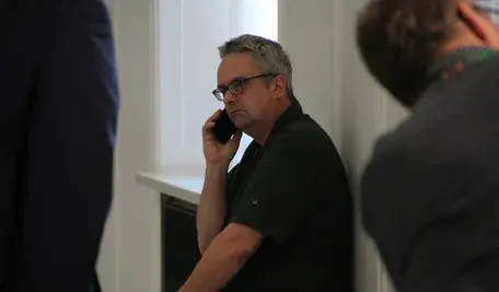 Artykuł opisuje wewnętrzny konflikt w spółce Agora wywołany tzw. „aferą wlepkową”, w której centralną postacią jest dziennikarz Wojciech Czuchnowski, protestujący przeciwko zmianom dotyczącym obsługi prawnej „Gazety Wyborczej”.