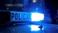 Radiowóz policyjny z włączoną sygnalizacją świetlną.