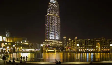 Budynek w Dubaju na tle nocnego nieba..