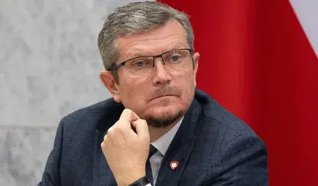 Wiceminister Spraw Zagranicznych uważa, że jego resort działa znakomicie w obliczu sytuacji na Bliskim Wschodzie. Wszystko jest tak dobrze, że sam poszedł sobie na mecz w czasie gdy spadały bomby na Bliskim Wschodzie