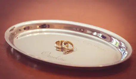 Obrączki leżące na tacy