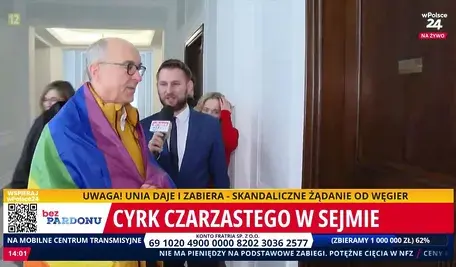 Czarzasty przebrał się w tęczową flagę i harcuje po Sejmie