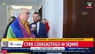 Czarzasty przebrał się w tęczową flagę i harcuje po Sejmie
