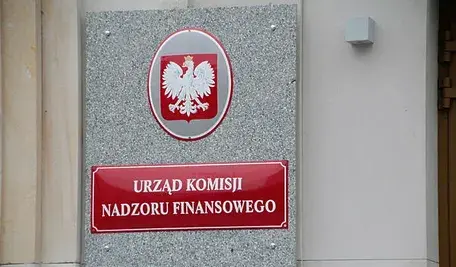 Wejście do siedziby Komisji Nadzoru Finansowego.
