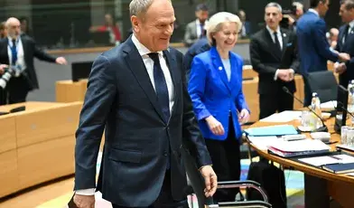 Decyzja Donald Tuska o odwołaniu urzędniczki z Departamentu ds. Równości w Kancelaria Prezesa Rady Ministrów kilka tygodni po urodzeniu przez nią dziecka wywołała kontrowersje i pytania o rzeczywiste standardy ochrony praw kobiet w administracji państwowej.