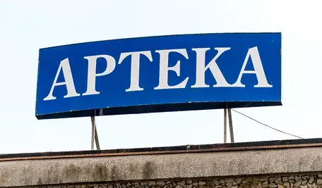 Awaria europejskiego systemu weryfikacji leków spowodowała paraliż aptek w wielu krajach, w tym w Polsce, ale sytuacja stopniowo wraca do normy.