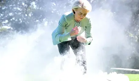 "Władczyni" Europy bawi właśnie w Australii, gdzie przeszła "ceremonię palenia" czyli stary zwyczaj Aborygenów owiania dymem w celu "oczyszczenia i zapewnienia sobie bezpieczeństwa"